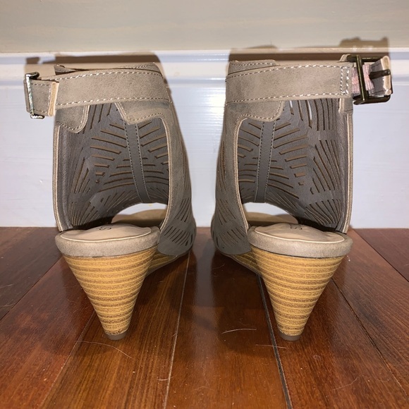 Spring Peep Toe Wedges! - Picture 4 of 5